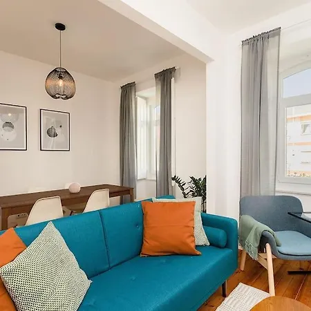 דירה Bright Well-design For 4 With Stone Terrace סינטרה