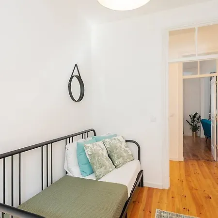 דירה Bright Well-design For 4 With Stone Terrace סינטרה