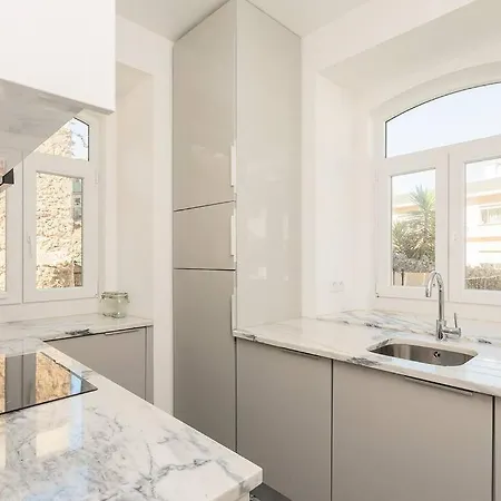 Bright Well-design For 4 With Stone Terrace דירה סינטרה