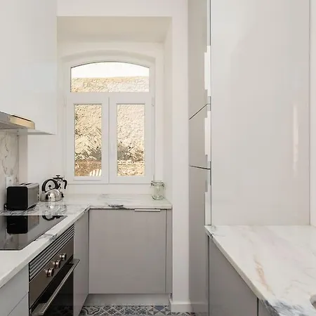 Bright Well-design For 4 With Stone Terrace דירה