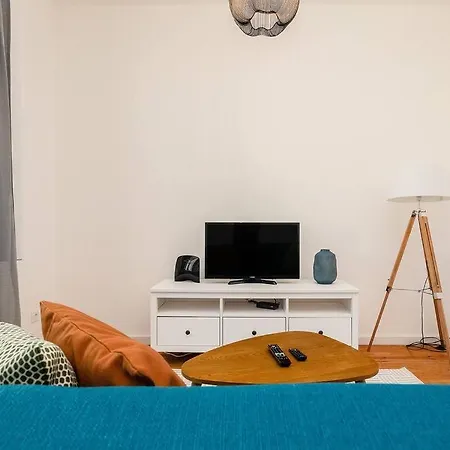 דירה Bright Well-design For 4 With Stone Terrace סינטרה